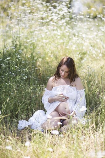 צילום הריון בטבע לדונה ומורן מאת הצלמת שחף מרגלית